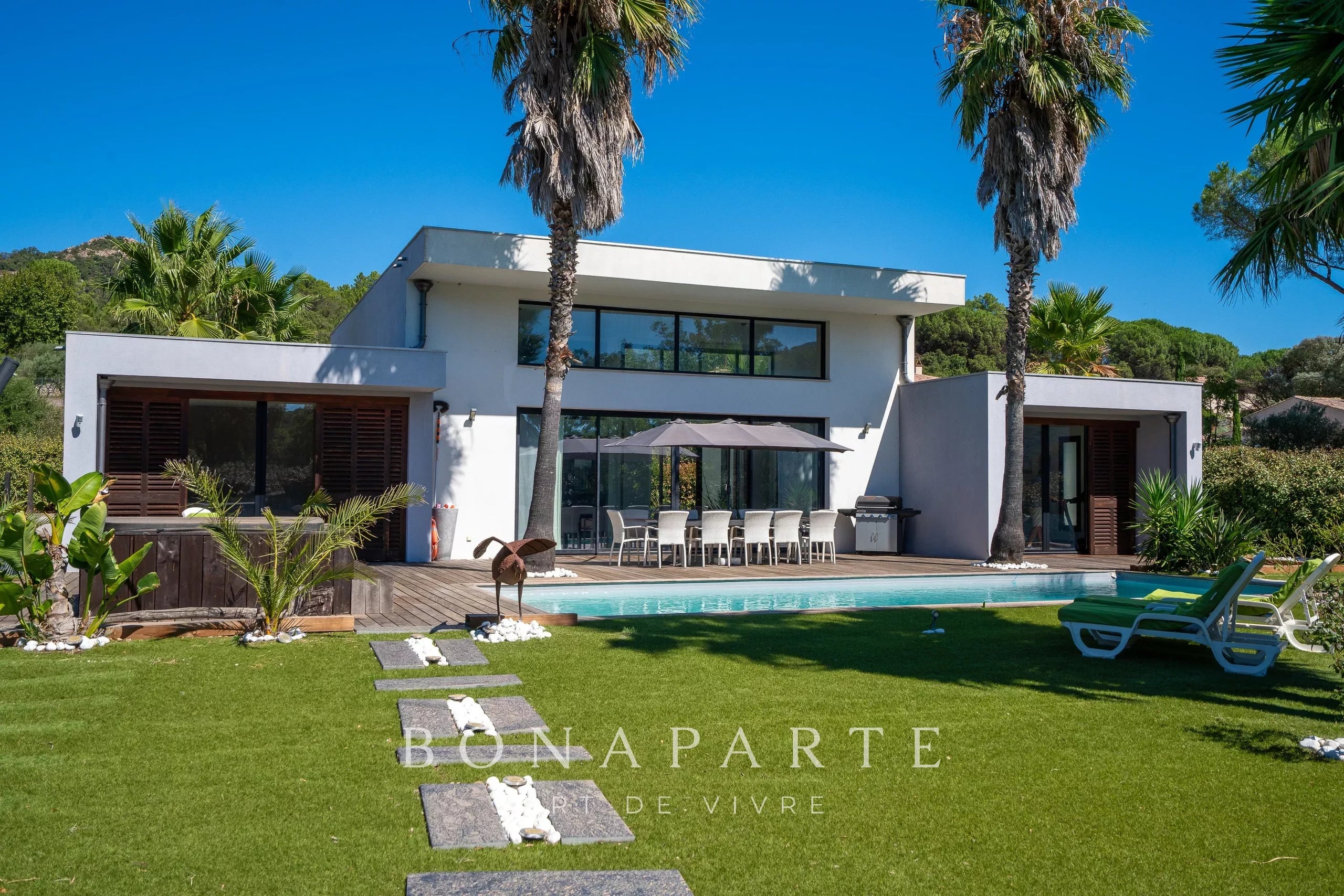 CLOSE TO SAINT MAXIME - SPACIOUS CONTEMPORARY VILLA WITH 4 BEDROOMS